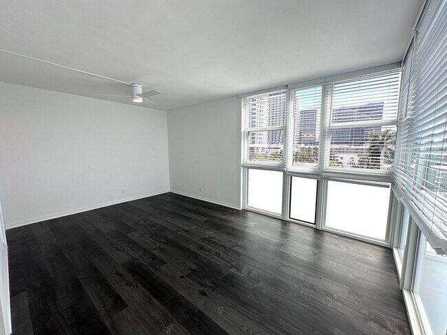 Foto del edificio - Large Updated 2BR/2BA Bath Condo - Steps from Fort Lauderdale Beach!