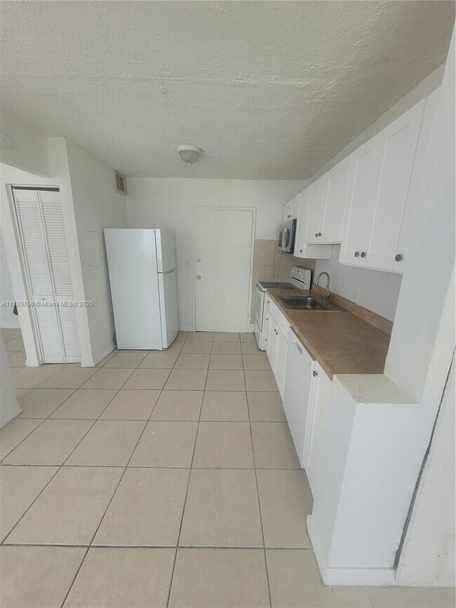 Foto del edificio - 2025 NE 164th St