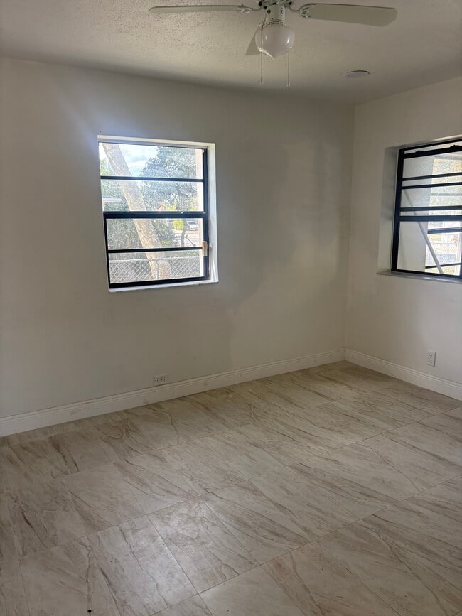 Building Photo - 2542 Taft St