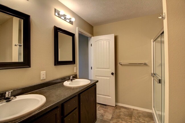 Building Photo - 3 Bedroom in Ozark!