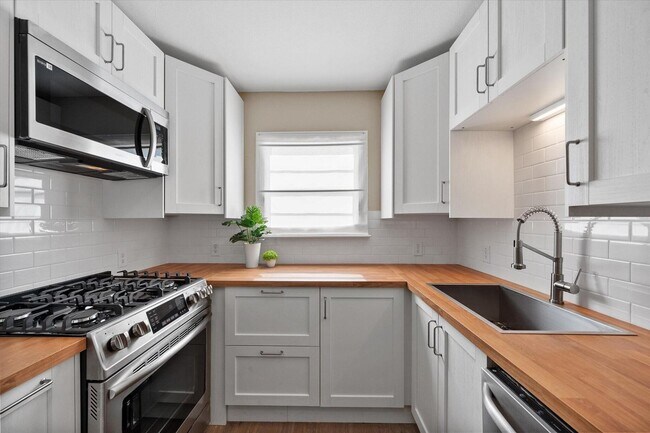 Foto del edificio - CORNER LOT READY NOW!