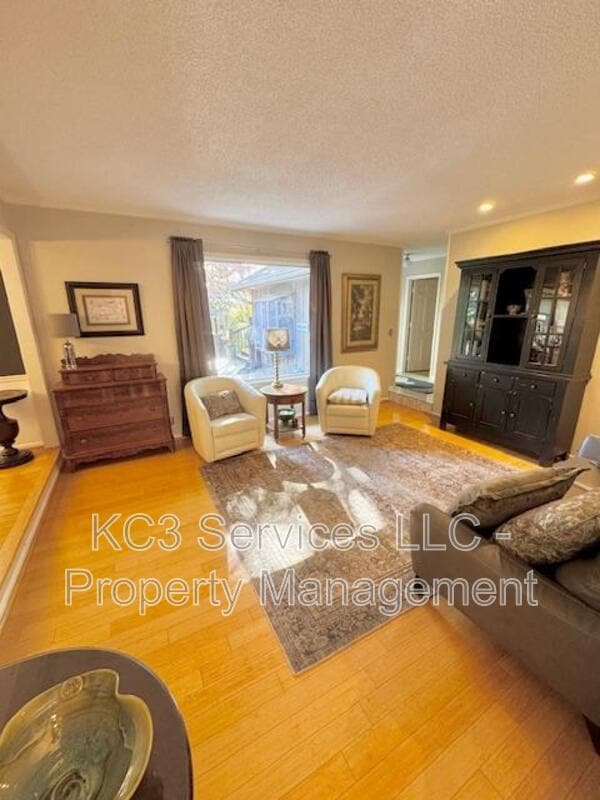 Foto del edificio - 615 E 101st Terrace