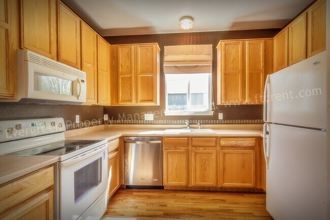 Building Photo - Spacious & Stylish 4-Bedroom Home with Pri...