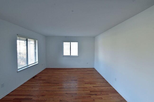 Foto del edificio - 2-Bedroom Duplex with full basement, 1-Car...