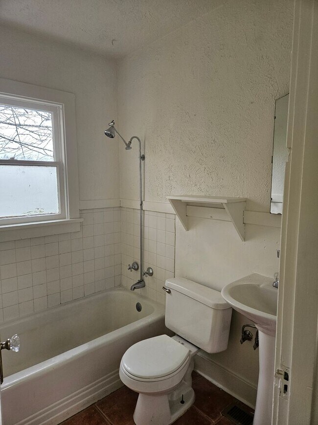 Building Photo - Quaint Small 2 Bedroom House For Rent!
