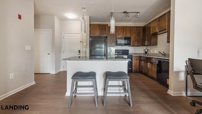 Foto del edificio - 8100 Palisades Cir