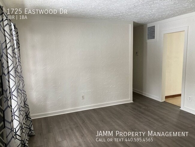 Building Photo - Rare 3-Bedroom Brunswick Find!