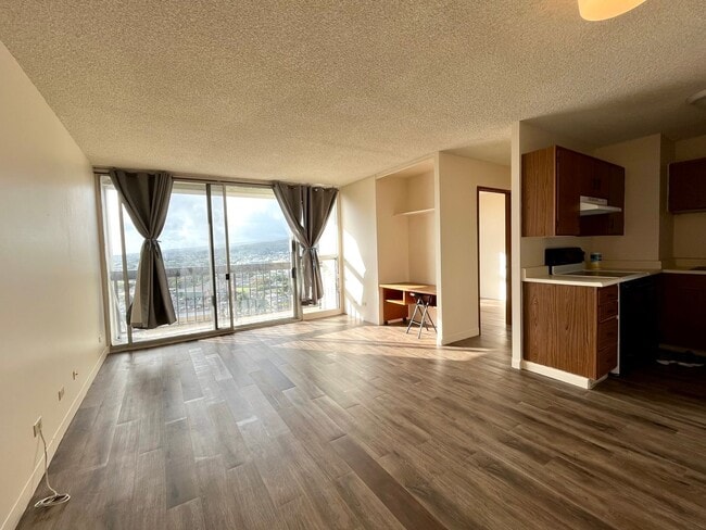 Building Photo - Liliha Square: 2 Bed, 1 Bath Apartment w/ ...