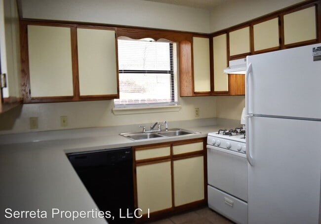 Building Photo - 119 Lakeshore Dr