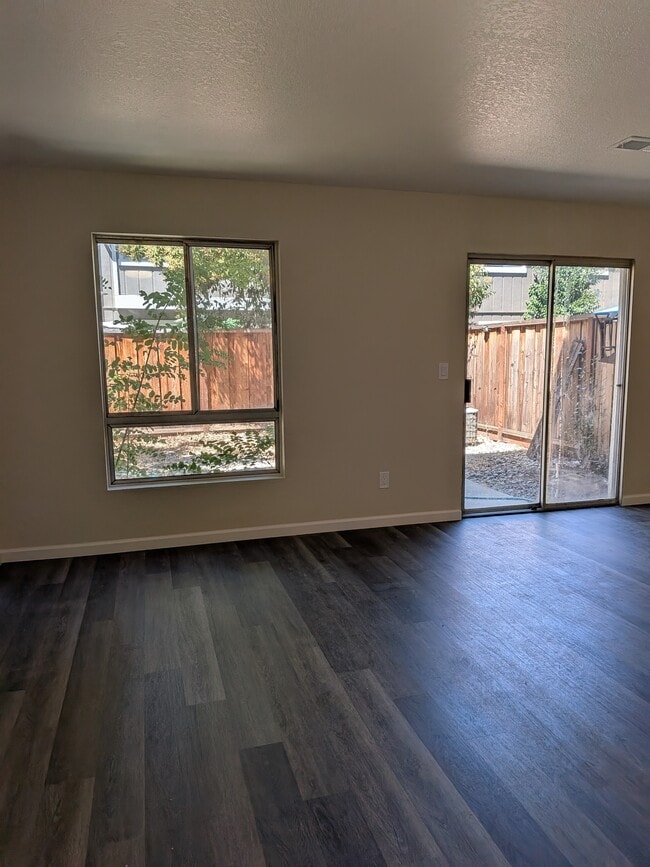 Building Photo - 960 Memorial Dr
