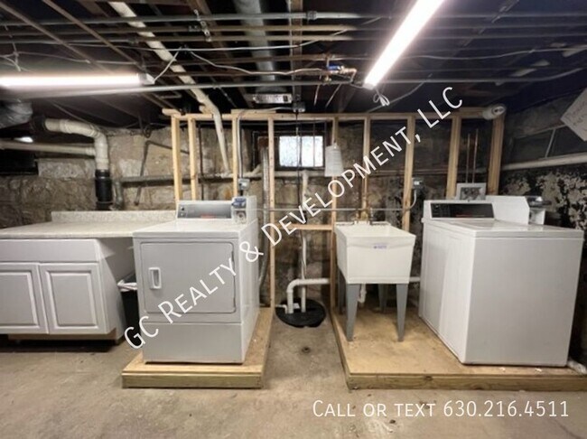 Foto del edificio - ***RENOVATED / 1 BDRM - 1 BTH / BLOCKS FRO...