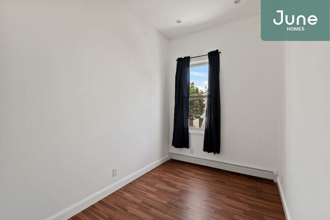 Building Photo - ROOM ONLY in 4-bed/1.0-bath Home