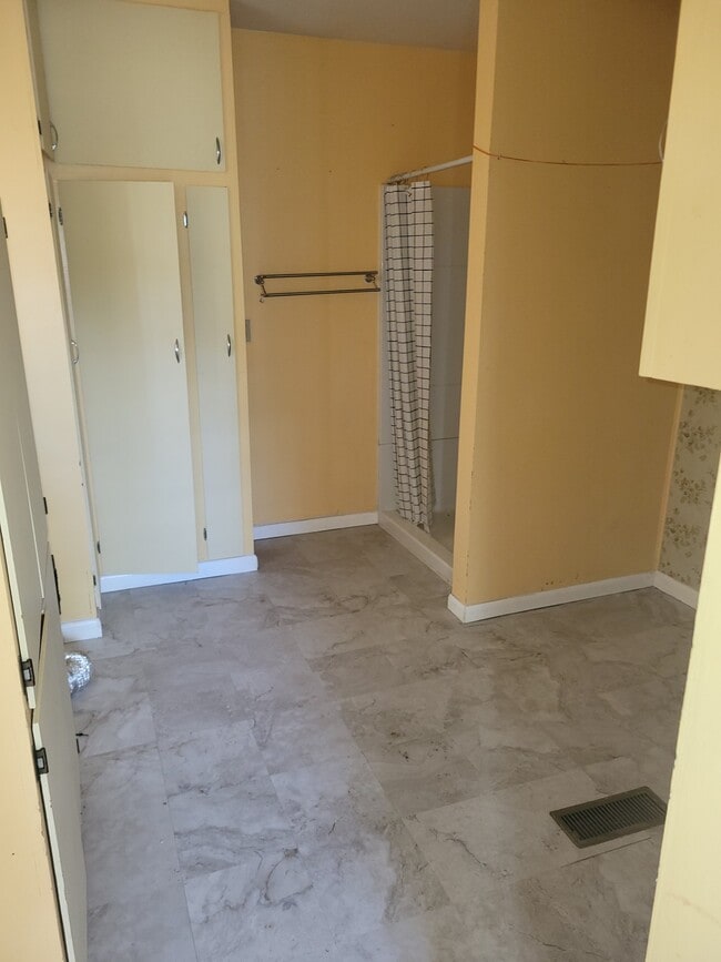 Building Photo - 819 W Broadway Ave