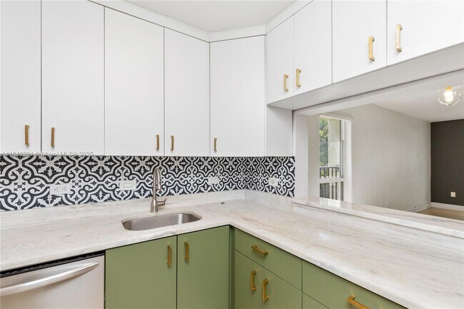 Foto del edificio - 6890 N Kendall Dr