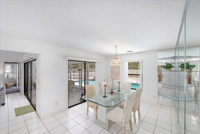 Building Photo - 901 Sandy Oaks Dr