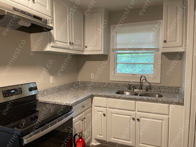 Foto del edificio - 3 BED & 1 BATH / PET FRIENDLY / S8 ACCEPTED