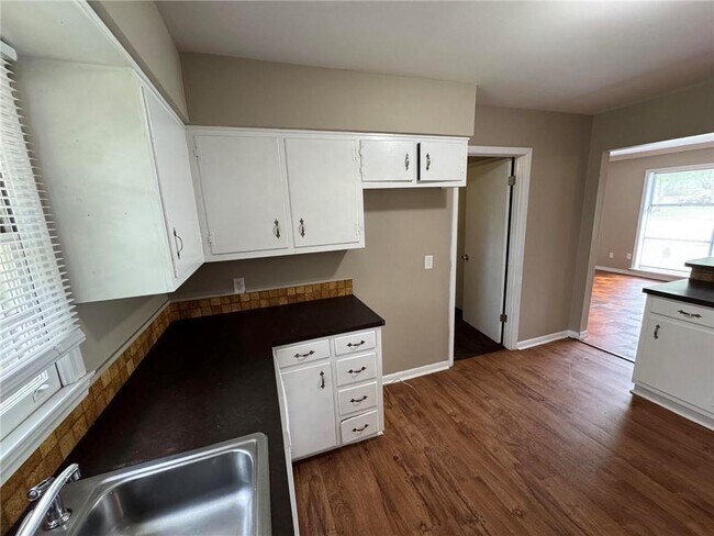 Foto del edificio - 5855 Woodvale Dr