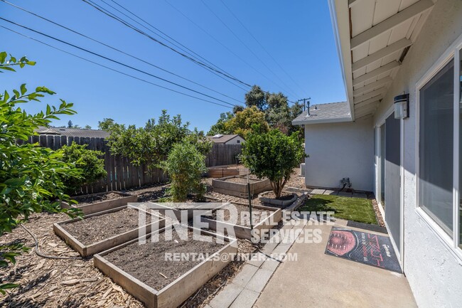 Building Photo - Gardeners Welcome! - Four Bedroom Home