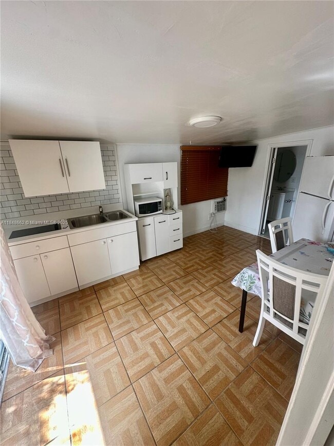 Building Photo - 3050 SW 51st Ave