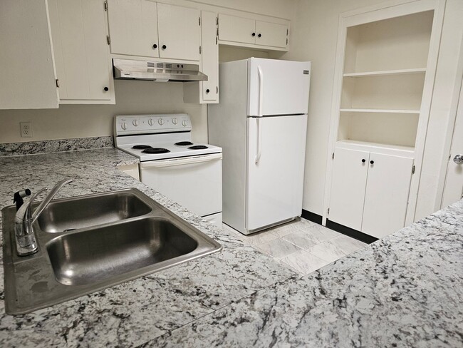 Building Photo - Open House Sunday, 5/4 11a - 1p  3 Bed, 1....