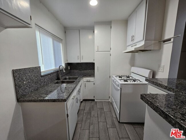Foto del edificio - 7419 Woodley Ave