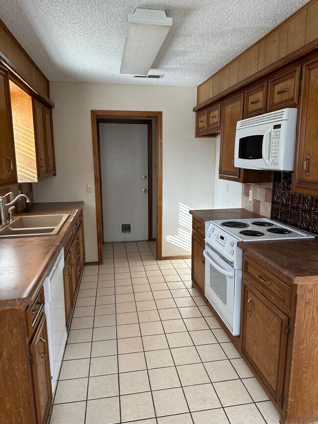 Building Photo - 5705 93rd Street - Great 3/2/2 Southwest L...