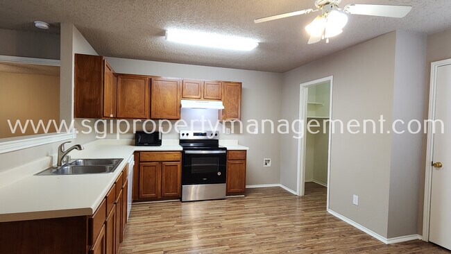 Foto del edificio - 8005 Mosstree Dr