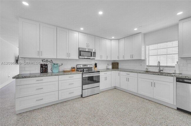 Foto del edificio - 9448 Sterling Dr