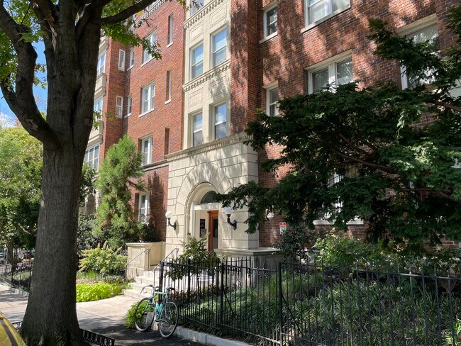 Building Photo - 1615 Kenyon St NW