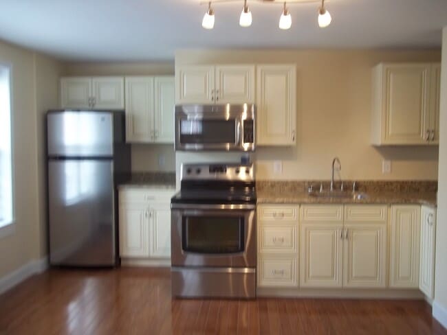 821 East Hector St. Apt. 3 Renovated second floor studio apartment in the heart of Conshohocken Enjo - 821 E Hector St