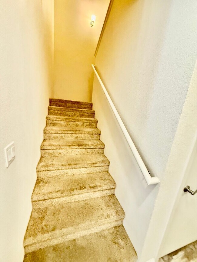 Building Photo - 3BD/2.5BA/Townhome with Private Patio and ...