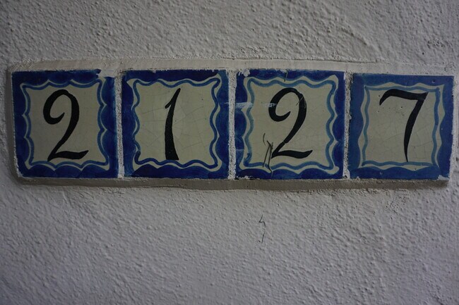 Detalle de la dirección del mosaico - 2127 Red Rose Way