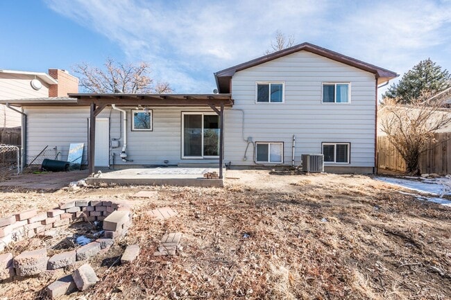 Building Photo - Beautiful updated 4 bed 2 bath Widefield h...