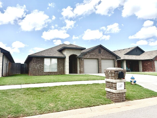Building Photo - Like New!  3 bedroom 2 bath 2 car garage!