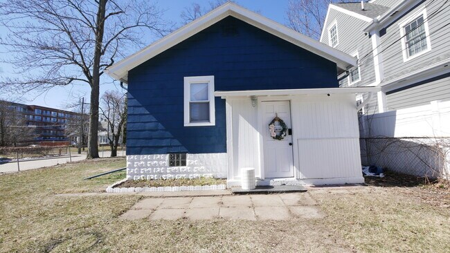 Building Photo - 202 Curry Ave