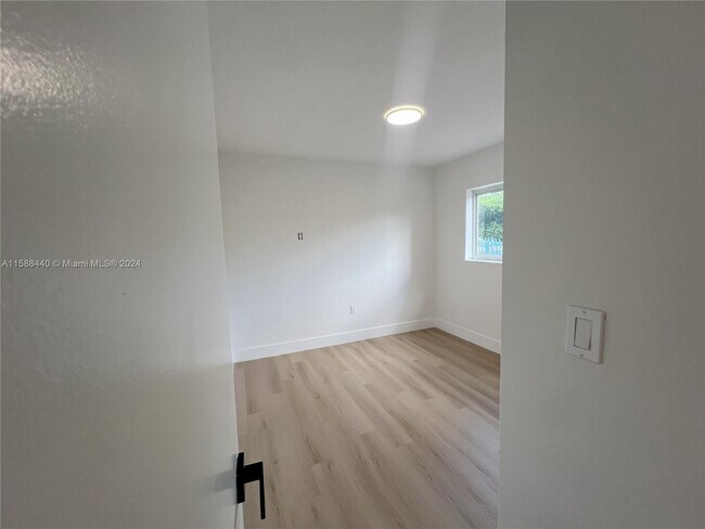 Foto del edificio - 1266 SW 6th St