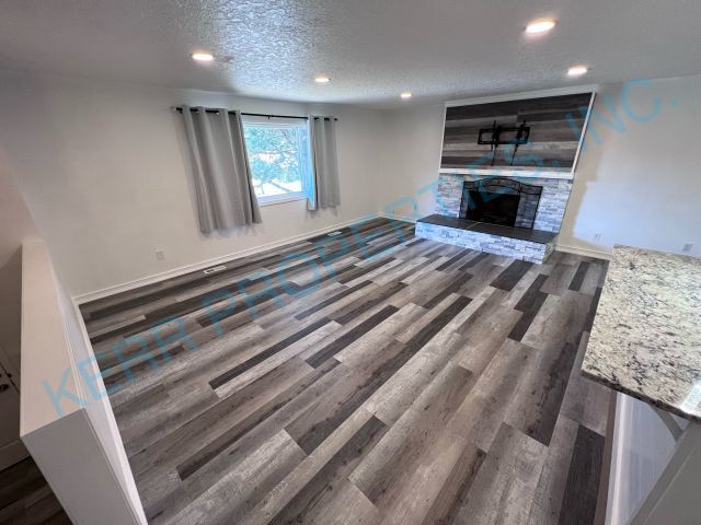 Building Photo - 4 Bd / 3 Bth - Fireplace - A/C - Attached ...