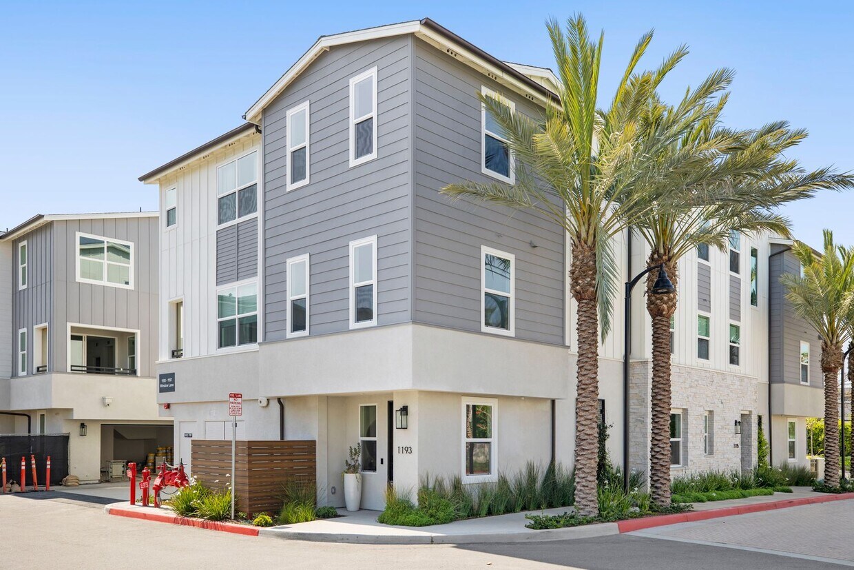 Foto principal - Stylish Tri-Level Townhome in Prime Newpor...