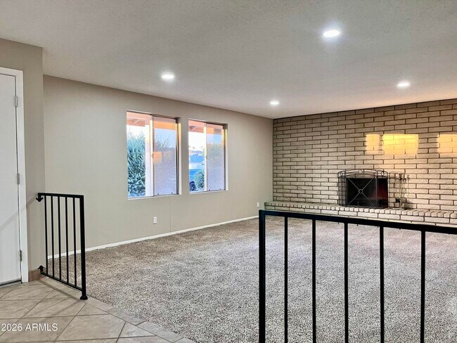 Chimenea en la sala de estar - 11625 S Mohave St