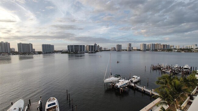 Foto del edificio - 17900 N Bay Rd