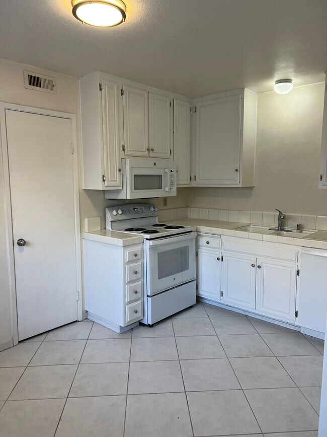 Building Photo - 3 bedroom 2 bath townhouse for rent