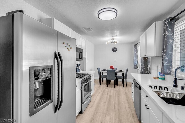 Building Photo - 2301 S Beverly Way