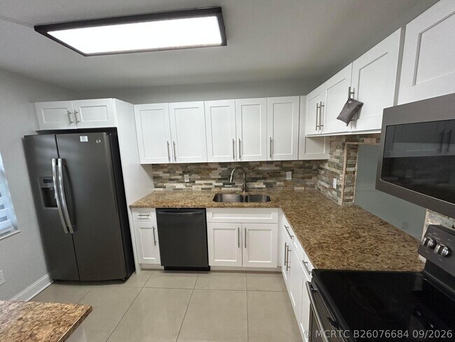 Foto del edificio - 140 Lake Nancy Ln
