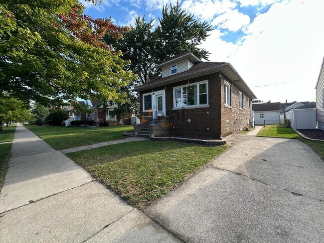 Building Photo - 2123 Davis Ave