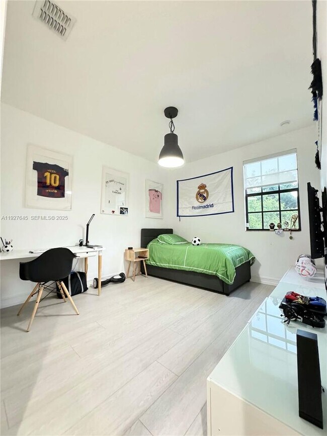 Foto del edificio - 13017 Riverwalk Cir S