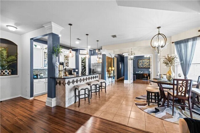 Foto del edificio - Discover this stunningly updated garden ho...