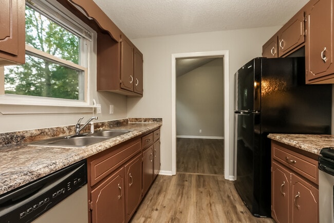 Building Photo - 565 Bridgette Dr