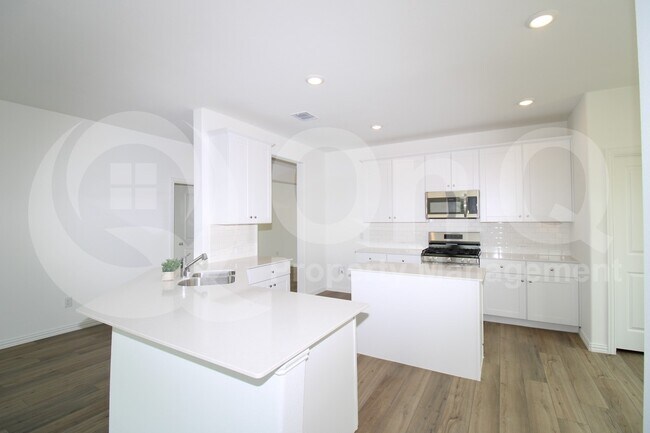 Building Photo - 2112 Angus Dr