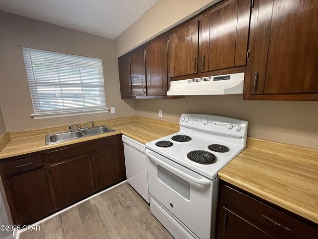 Foto del edificio - 6913 Cherry St