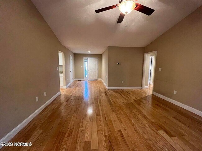 Foto del edificio - 340 Spring Lake Dr